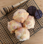 Load image into Gallery viewer, Pan de muerto 80gr - Pan Mexicano
